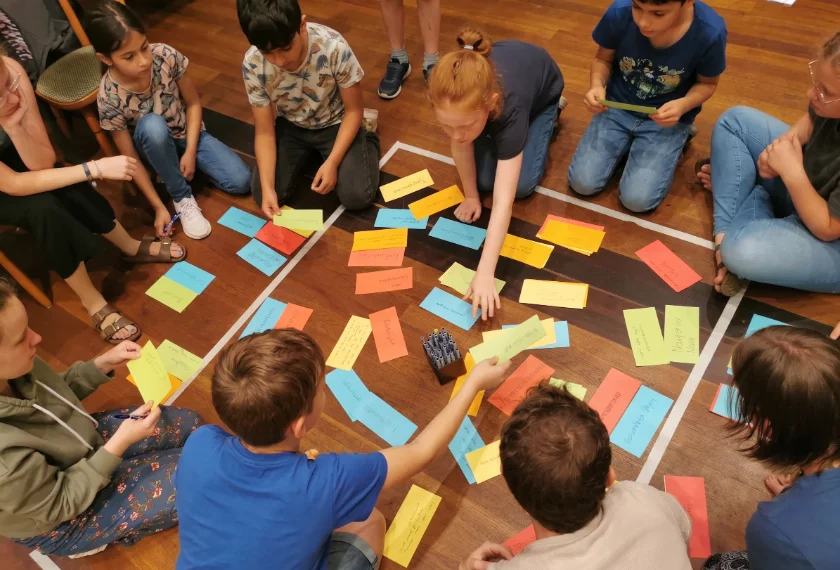 Impression: Schulklasse, Aula, Jugendliche